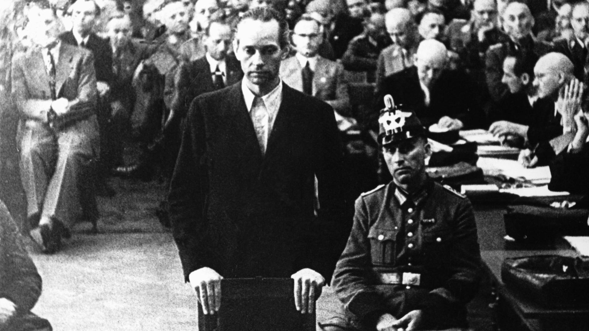 Graf York von Wartenburg vor dem NS-Volksgerichtshof in Berlin, im Hintergrund Zuschauer des Prozesses. Graf York von Wartenburg vor dem NS-Volksgerichtshof in Berlin, im Hintergrund Zuschauer des Prozesses.