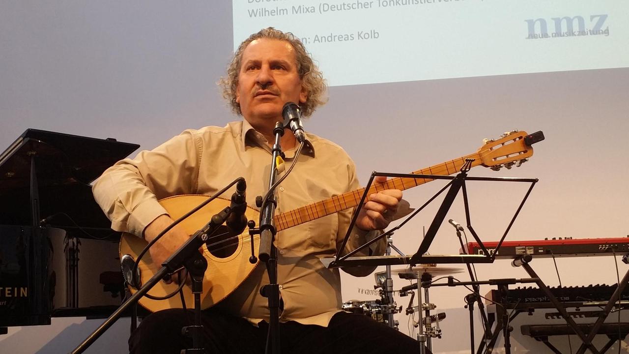 Der syrische Sänger und Instrumentalist Ibrahim Keivo