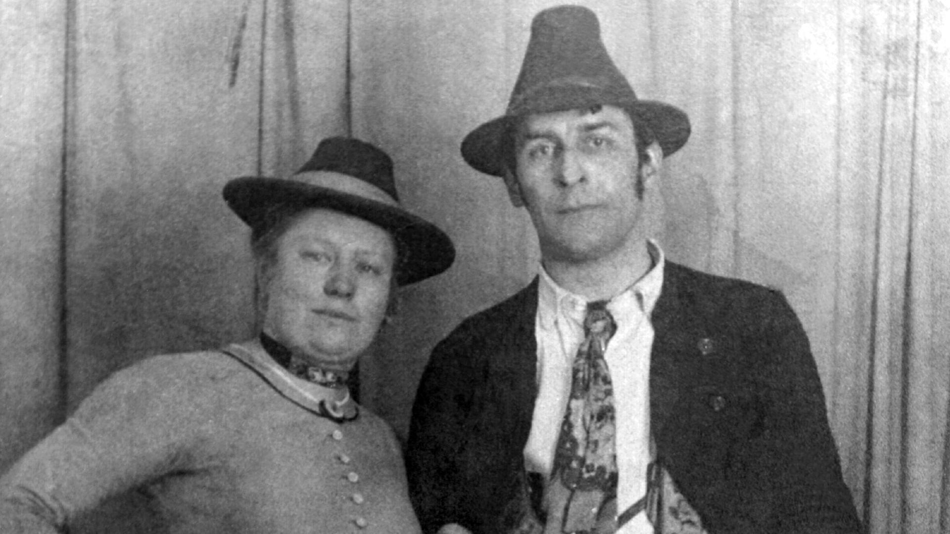 Der deutsche Maler und Grafiker Franz Marc und seine Frau Maria in oberbayerischer Tracht, aufgenommen noch vor 1914. Mitbegründer des "Blauen Reiters" (1911). Sein wichtigstes Thema war das Tier. In der Begegnung mit Macke und Kandinsky und in der Auseinandersetzung mit Kubismus und Delaunay fand Marc zu einem eigenen Stil. Marc wurde am 8. Februar 1880 in München geboren und starb am 4. März 1916 bei der Schlacht um Verdun im Ersten Weltkrieg. Der deutsche Maler und Grafiker Franz Marc und seine Frau Maria in oberbayerischer Tracht, aufgenommen noch vor 1914. Mitbegründer des "Blauen Reiters" (1911). Sein wichtigstes Thema war das Tier. In der Begegnung mit Macke und Kandinsky und in der Auseinandersetzung mit Kubismus und Delaunay fand Marc zu einem eigenen Stil. Marc wurde am 8. Februar 1880 in München geboren und starb am 4. März 1916 bei der Schlacht um Verdun im Ersten Weltkrieg.