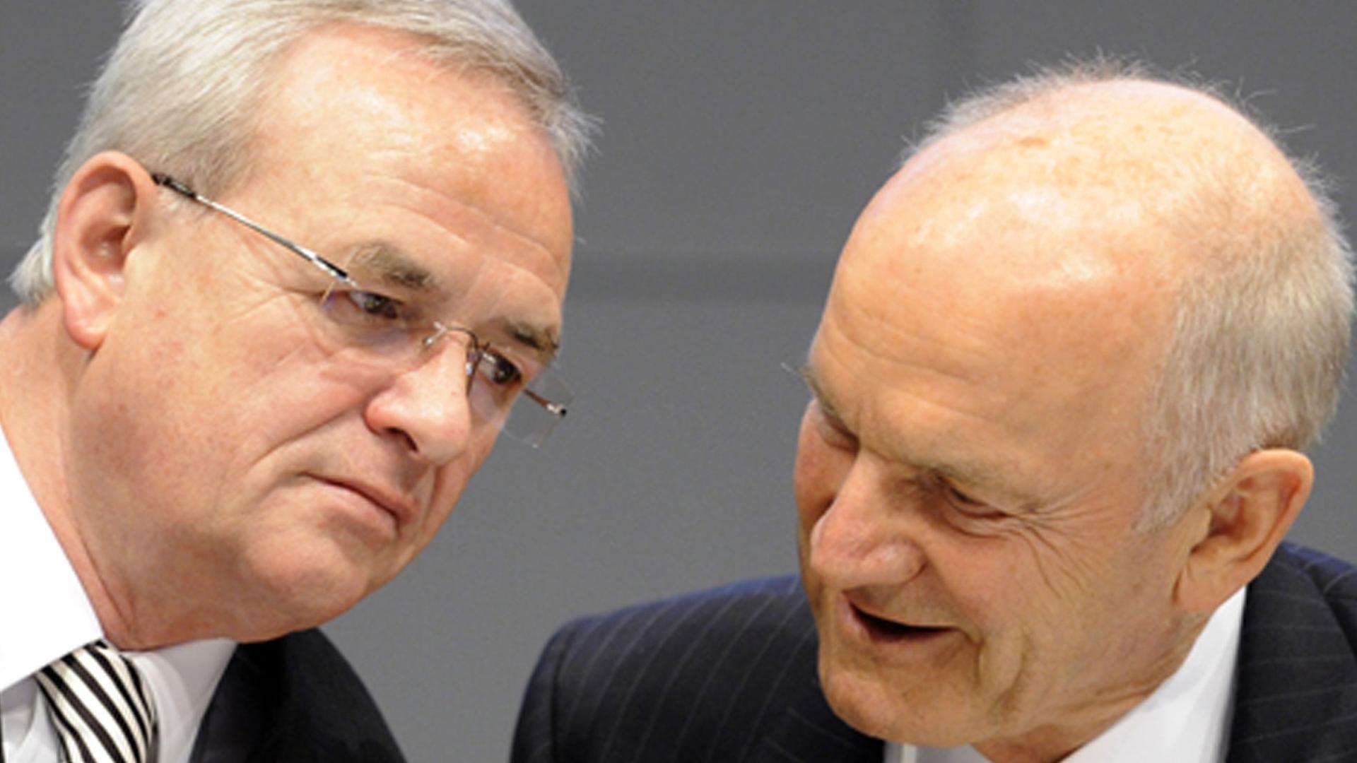 Der Vorstandsvorsitzende von VW, Martin Winterkorn, und der Aufsichtsratsvorsitzende Ferdinand Piech unterhalten sich. Der Vorstandsvorsitzende von VW, Martin Winterkorn, und der Aufsichtsratsvorsitzende Ferdinand Piech unterhalten sich.