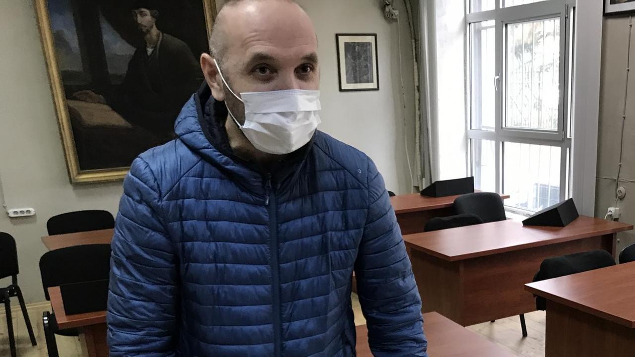 Simon Jangulashvili mit Maske, Handschuhen und Partitur im Lesesaal des Handschriftenzentrums Simon Jangulashvili mit Maske, Handschuhen und Partitur im Lesesaal des Handschriftenzentrums