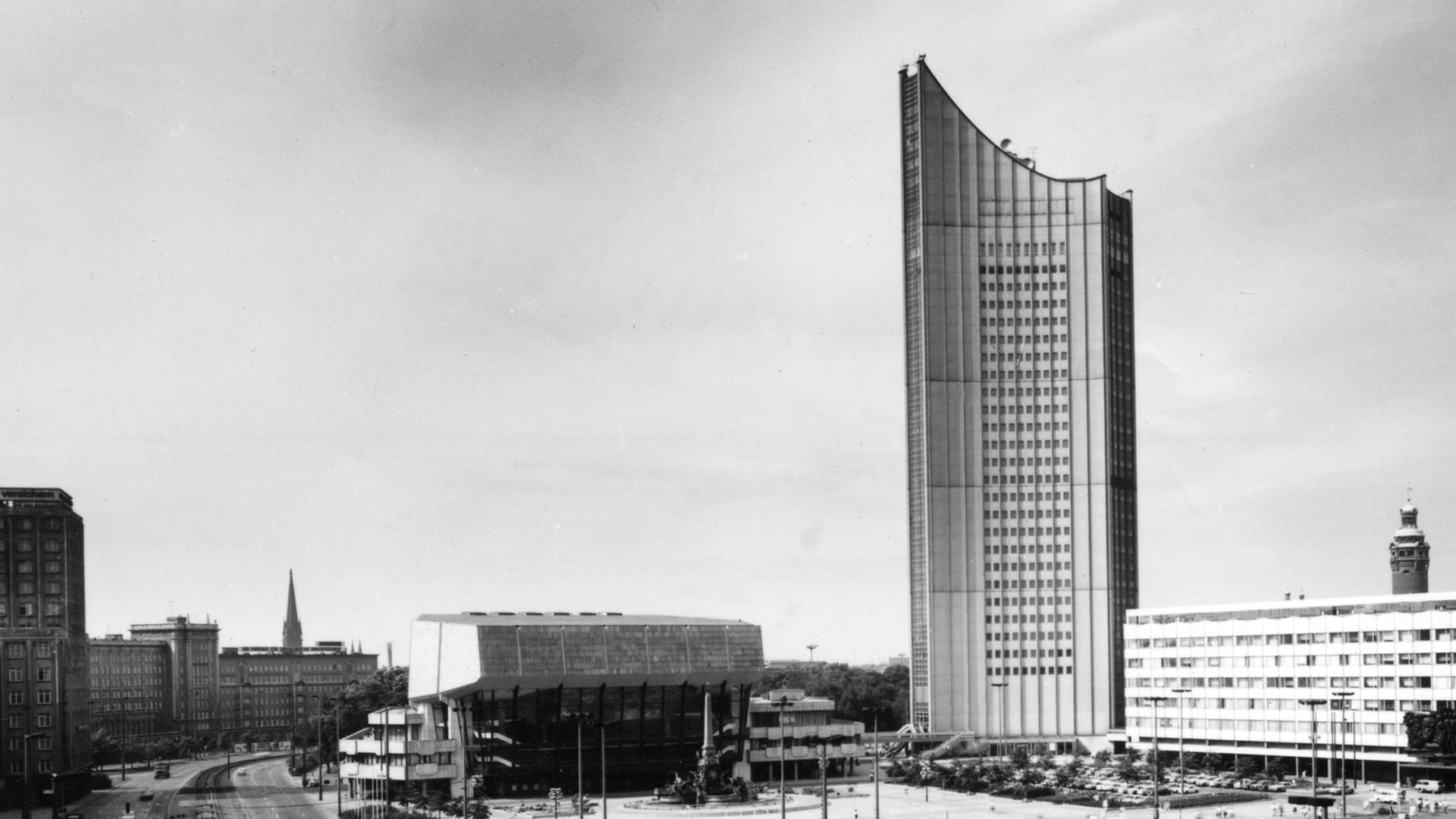 Der Karl-Marx-Platz mit dem Neuen Gewandhaus, dem Universitätshochhaus, dem Universitäts-Hauptgebäude sowie dem Opernhaus (v.l.n.r.), aufgenommen um 1987 in Leipzig. Der Karl-Marx-Platz mit dem Neuen Gewandhaus, dem Universitätshochhaus, dem Universitäts-Hauptgebäude sowie dem Opernhaus (v.l.n.r.), aufgenommen um 1987 in Leipzig.