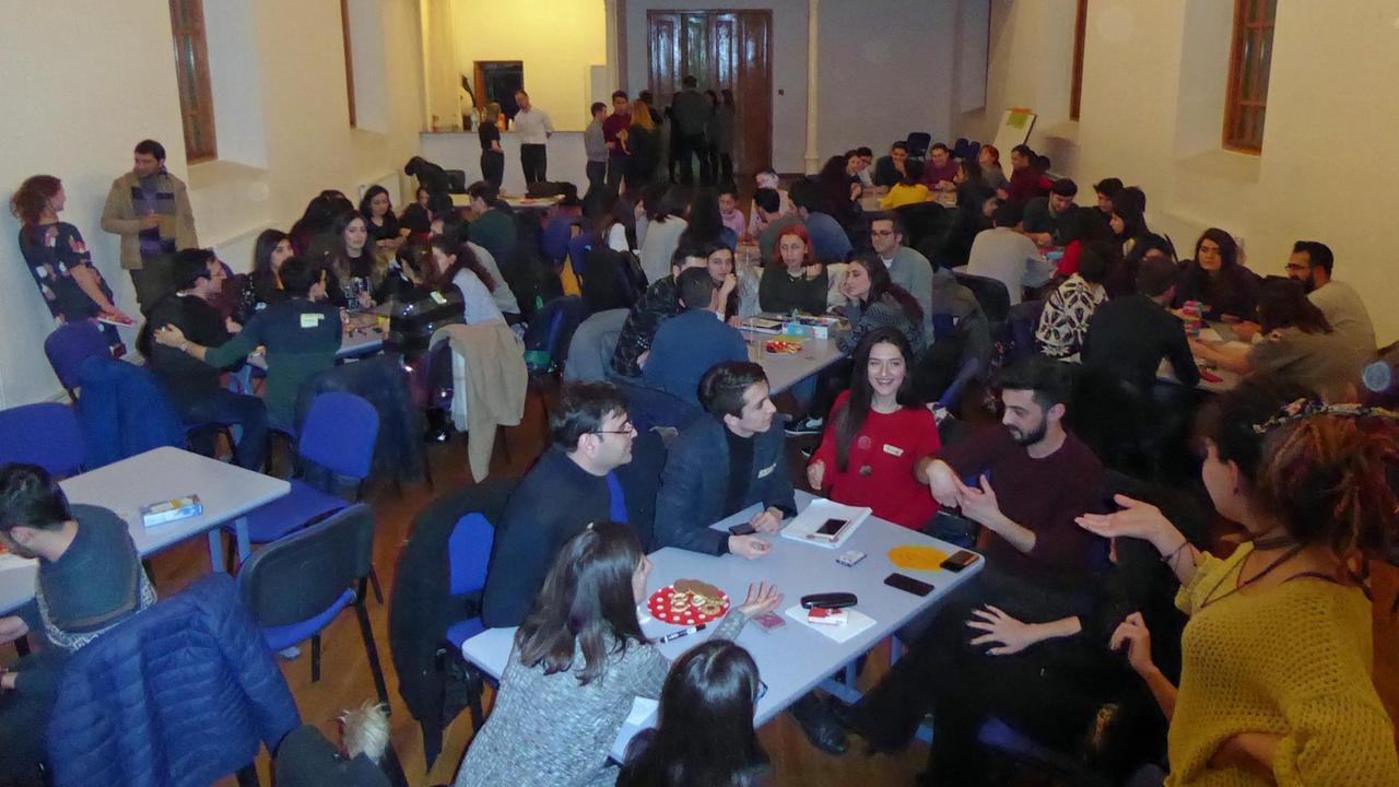 Die Spieleabende kommen gut an im Kapellhaus, dem deutschen Kulturzentrum in Baku. Junge Aserbaidschaner spielen Gesellschaftsspiele wie "Mensch, ärgere dich nicht", viele können Deutsch Die Spieleabende kommen gut an im Kapellhaus, dem deutschen Kulturzentrum in Baku. Junge Aserbaidschaner spielen Gesellschaftsspiele wie "Mensch, ärgere dich nicht", viele können Deutsch