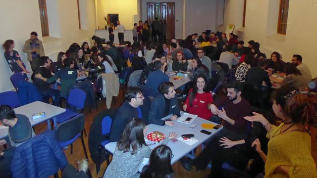 Die Spieleabende kommen gut an im Kapellhaus, dem deutschen Kulturzentrum in Baku. Junge Aserbaidschaner spielen Gesellschaftsspiele wie "Mensch, ärgere dich nicht", viele können Deutsch