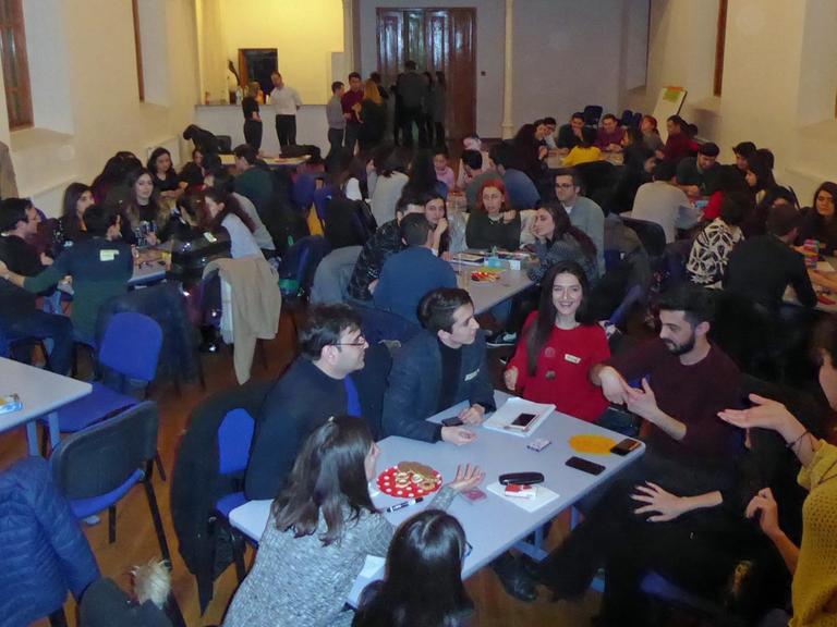 Die Spieleabende kommen gut an im Kapellhaus, dem deutschen Kulturzentrum in Baku. Junge Aserbaidschaner spielen Gesellschaftsspiele wie "Mensch, ärgere dich nicht", viele können Deutsch