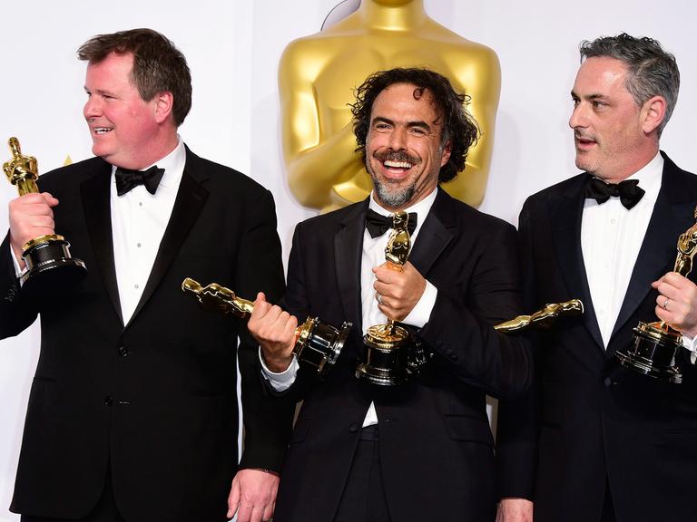 James W. Skotchdopole, Alejandro G. Inarritu und John Lesher (v.l.) feiern den Gewinn der Oscars.