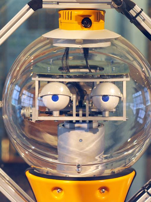 Ein Roboter von Studenten der Hochschule für Technik und Wirtschaft.
