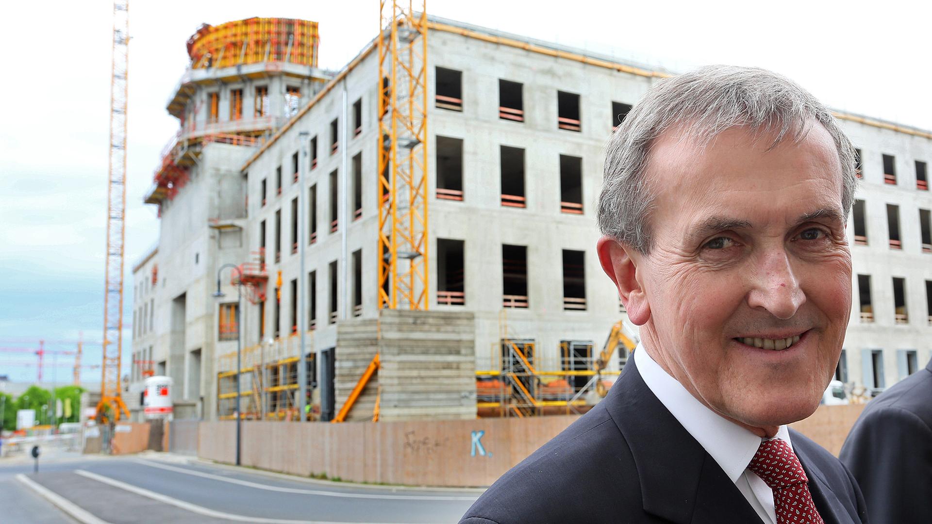 Der Gründungsintendant des Humboldtforums Neil MacGregor auf der Schlossbaustelle in Berlin. Der Gründungsintendant des Humboldtforums Neil MacGregor auf der Schlossbaustelle in Berlin.