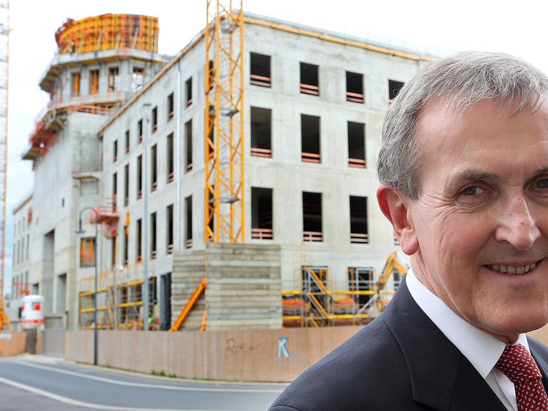 Der Gründungsintendant des Humboldtforums Neil MacGregor auf der Schlossbaustelle in Berlin.