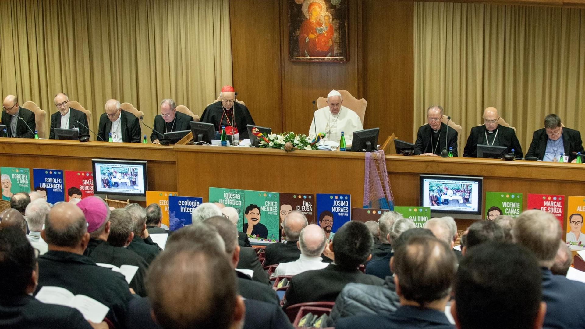 Das Foto zeigt Papst Franziskus auf der Amazonas-Synode der katholischen Bischöfe. Das Foto zeigt Papst Franziskus auf der Amazonas-Synode der katholischen Bischöfe.