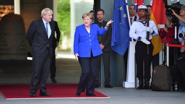 Bundeskanzlerin Angela Merkel (CDU, 2.v.l.) begrüßt Boris Johnson (l), Premierminister von Großbritannien, mit militärischen Ehren vor dem Bundeskanzleramt.