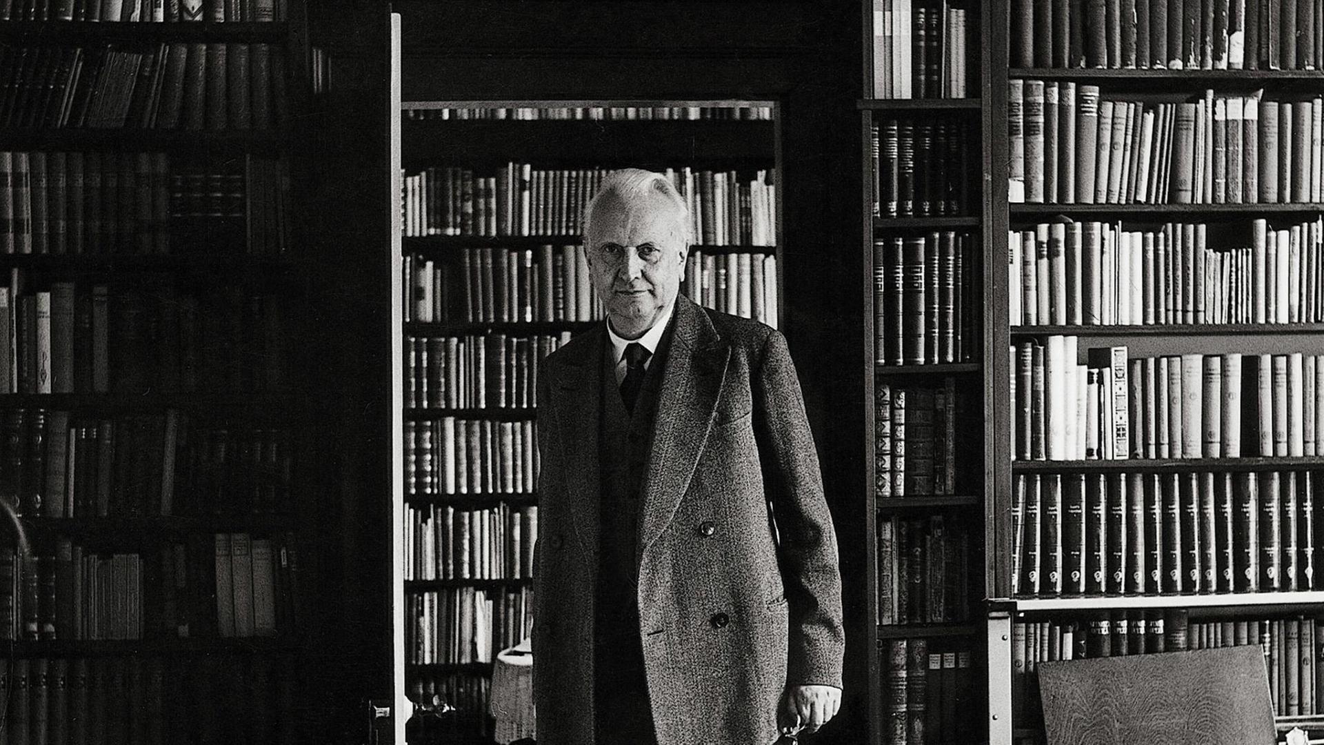 Karl Jaspers steht vor Bücherregalen in seinem Haus in Basel. Karl Jaspers steht vor Bücherregalen in seinem Haus in Basel.
