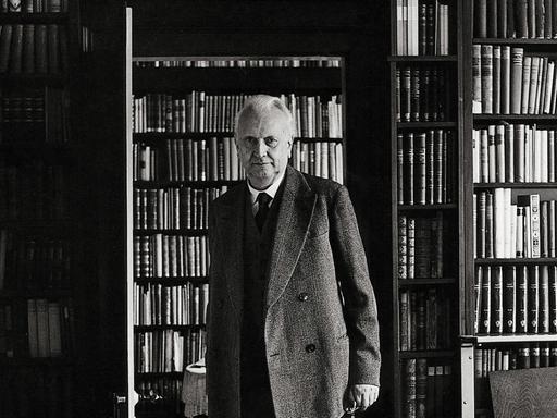 Karl Jaspers steht vor Bücherregalen in seinem Haus in Basel.