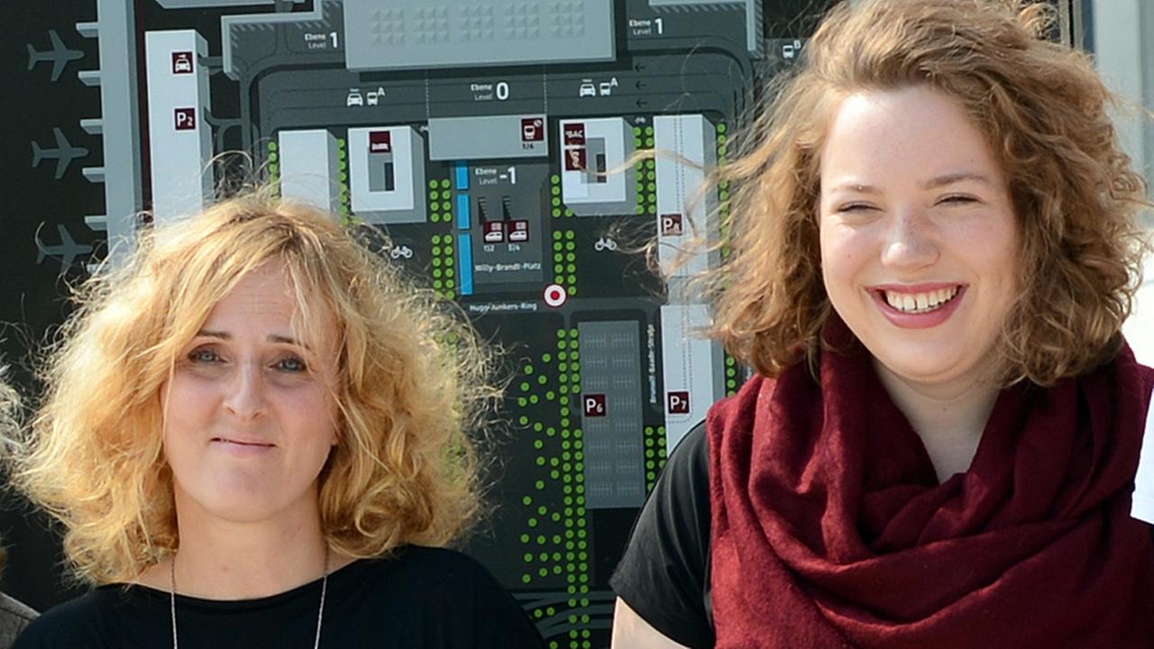Regisseurin Sylke Enders (l) und Schauspielerin Julia Jendroßek während der Dreharbeiten zu ihrem Film "Schönefeld Boulevard" Regisseurin Sylke Enders (l) und Schauspielerin Julia Jendroßek während der Dreharbeiten zu ihrem Film "Schönefeld Boulevard"