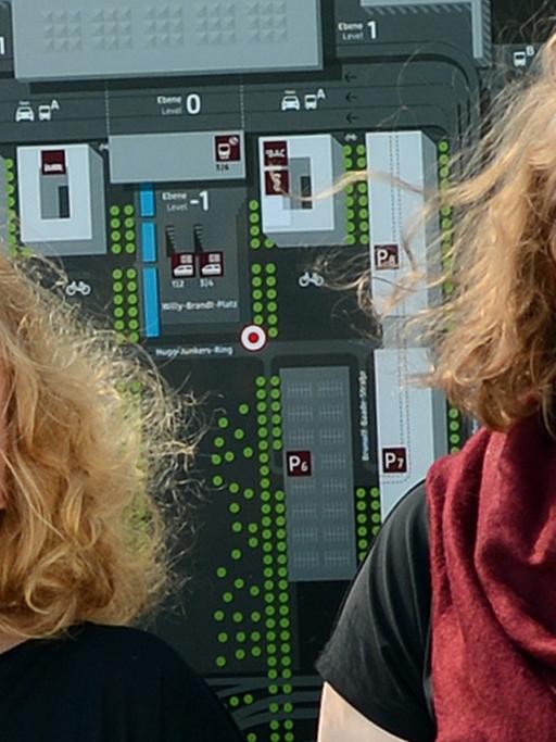 Regisseurin Sylke Enders (l) und Schauspielerin Julia Jendroßek während der Dreharbeiten zu ihrem Film "Schönefeld Boulevard"
