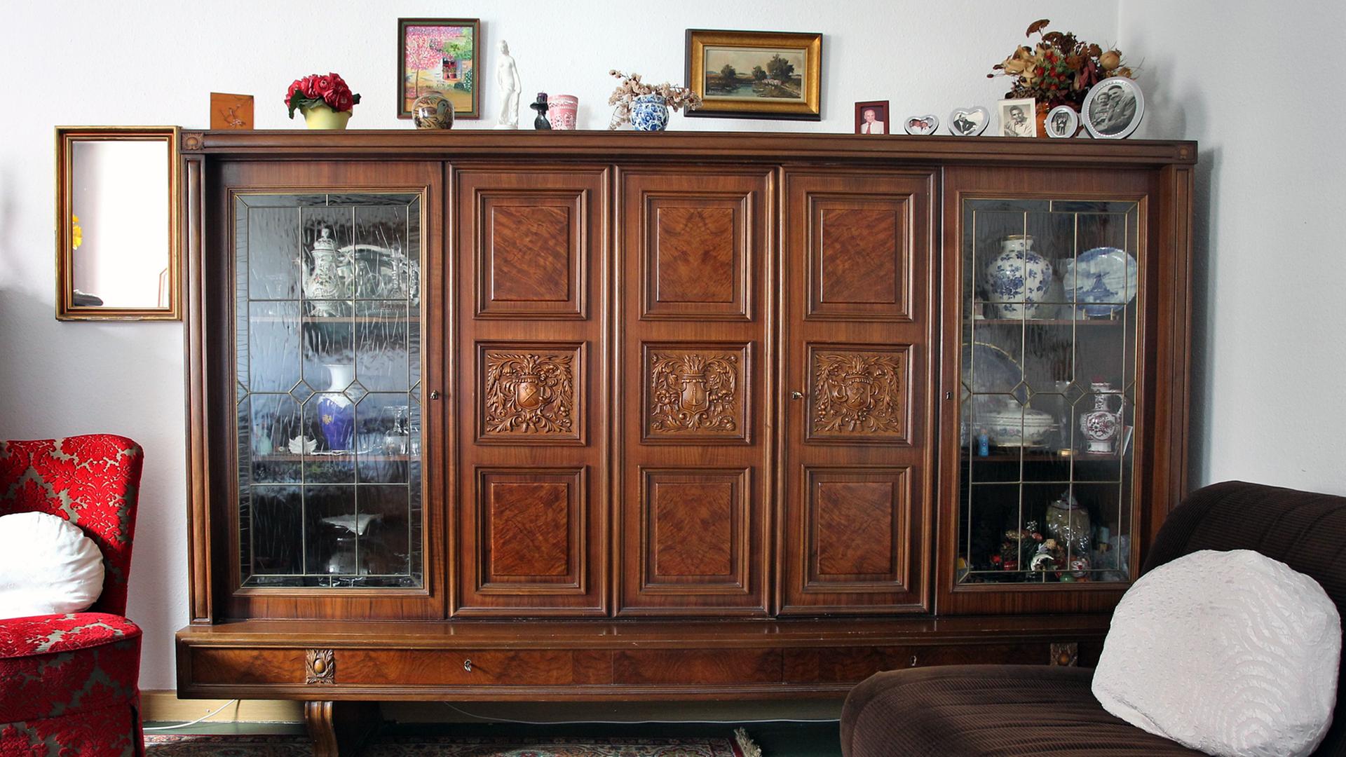 Eine Schrankwand steht in einem Wohnzimmer im bayrischen Würzburg Eine Schrankwand steht in einem Wohnzimmer im bayrischen Würzburg
