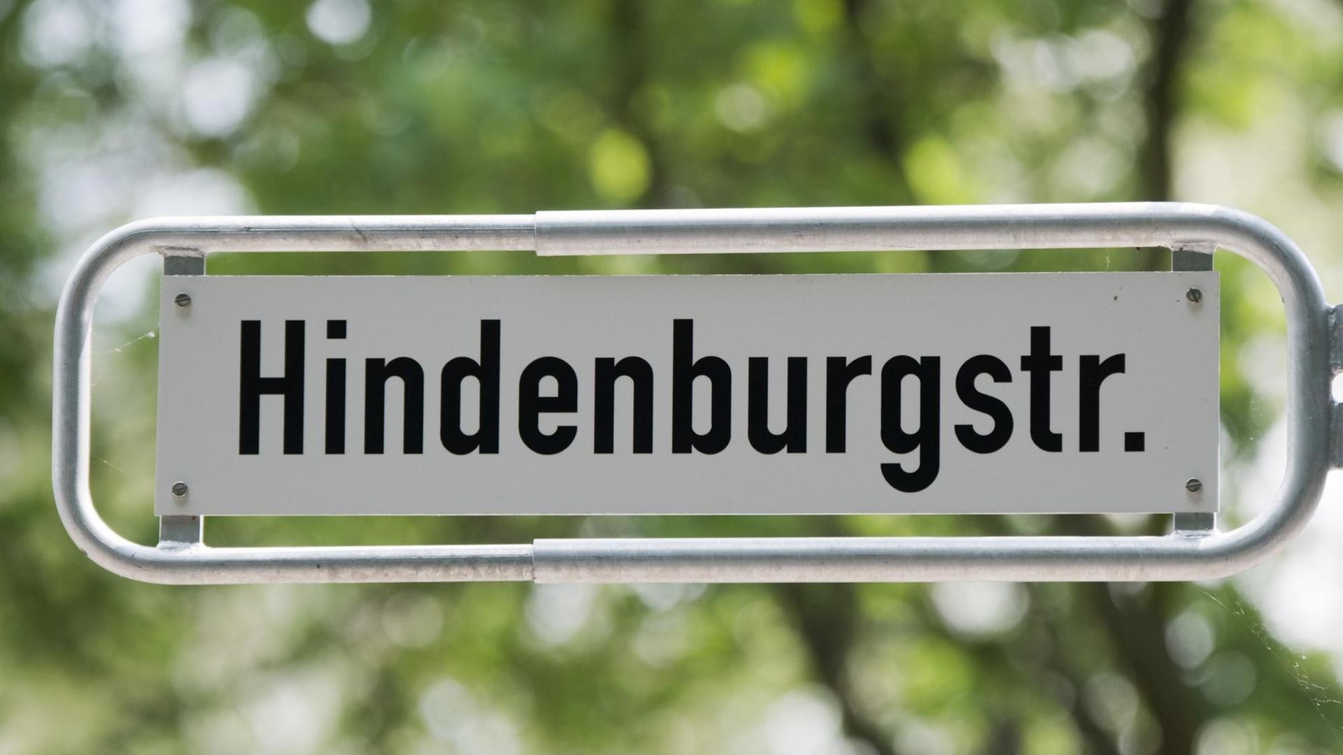 Ein Straßenschild hängt in der Hindenburgstraße in Hannover (Niedersachsen).