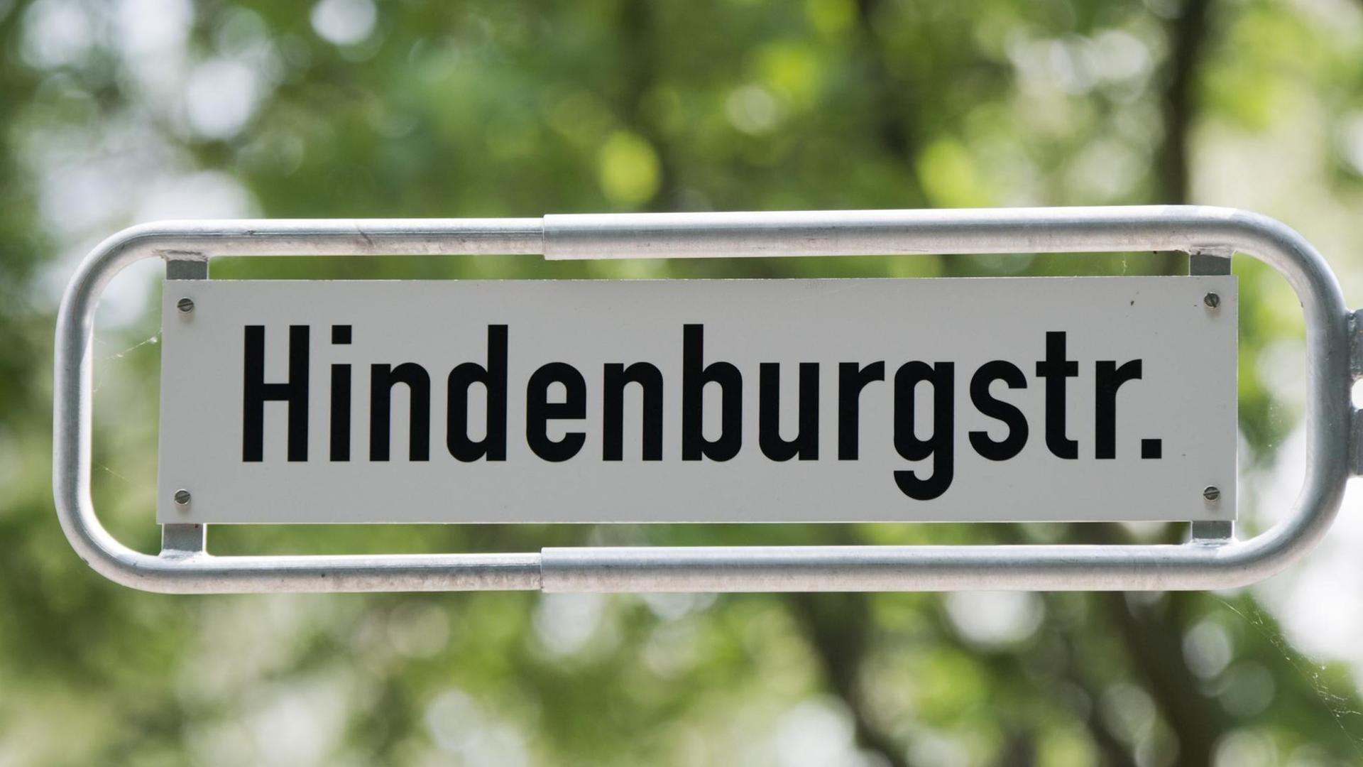 Ein Straßenschild hängt in der Hindenburgstraße in Hannover (Niedersachsen). Ein Straßenschild hängt in der Hindenburgstraße in Hannover (Niedersachsen).