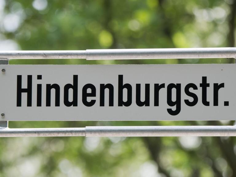 Ein Straßenschild hängt in der Hindenburgstraße in Hannover (Niedersachsen).