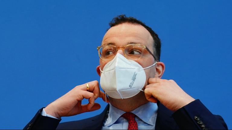 Jens Spahn (CDU), Bundesminister für Gesundheit, nimmt zu Beginn einer Pressekonferenz zu Corona-Impfungen seine Schutzmaske ab.