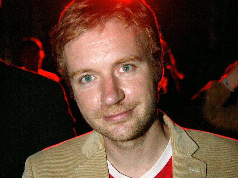 Der Deutschland-Chef von Universal Music, Tim Renner, besucht am 19.9.2002 die "Vote - Ohne Stimme hört dich keiner"-Wahlparty in Berlin. In der Initiative "Vote" wollten 43 Popstars die Erst- und Jungwähler zum Urnengang am 22. September ermutigen. Der Deutschland-Chef von Universal Music, Tim Renner, besucht am 19.9.2002 die "Vote - Ohne Stimme hört dich keiner"-Wahlparty in Berlin. In der Initiative "Vote" wollten 43 Popstars die Erst- und Jungwähler zum Urnengang am 22. September ermutigen.