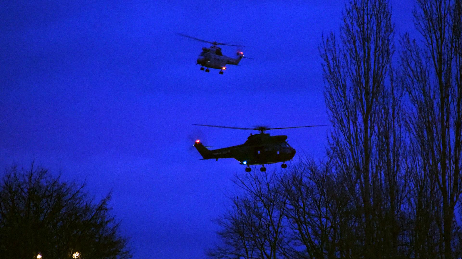 Helikopter kreisen am Abendhimmel über einem Industriegebäude in Dammartin-en-Goële nahe Paris. Helikopter kreisen am Abendhimmel über einem Industriegebäude in Dammartin-en-Goële nahe Paris.