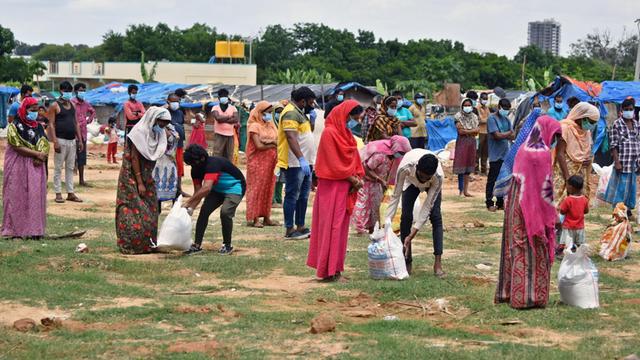 Rohingya-Flüchtlinge erhalten in einem Lager in Bengaluru i nIndien Nahrungsmittel