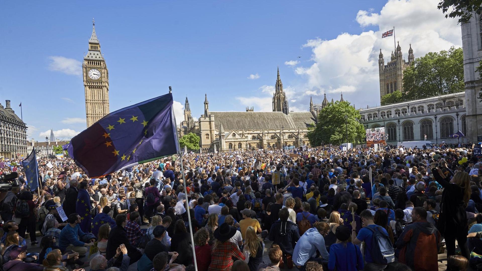 In London demonstrierten Zehntausende für den Verbleib Großbritanniens in der EU In London demonstrierten Zehntausende für den Verbleib Großbritanniens in der EU