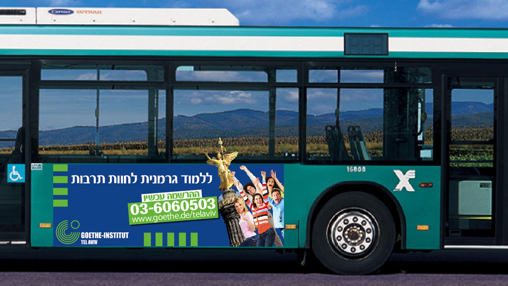 Werbung auf einem Bus in Tel Aviv für die Deutsch-Kurse im Goethe Institut: Übersetzt steht dort "Deutsch lernen, Kultur erleben. Schreiben Sie sich jetzt ein" Werbung auf einem Bus in Tel Aviv für die Deutsch-Kurse im Goethe Institut: Übersetzt steht dort "Deutsch lernen, Kultur erleben. Schreiben Sie sich jetzt ein"