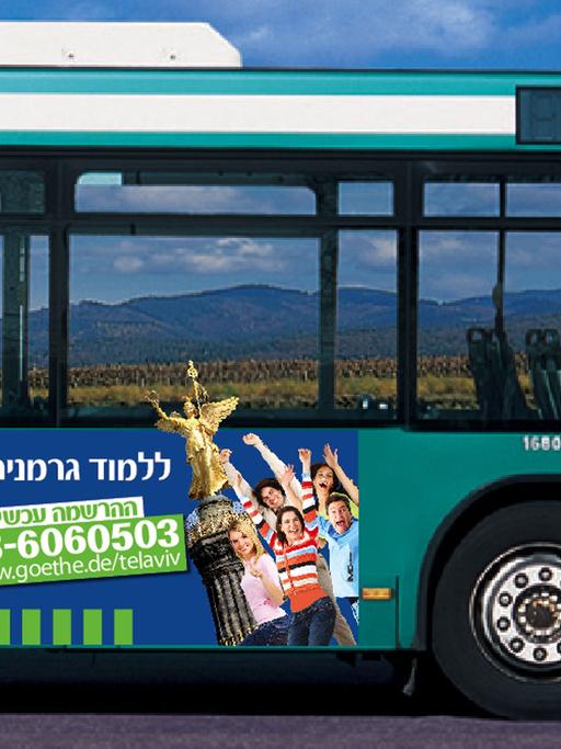 Werbung auf einem Bus in Tel Aviv für die Deutsch-Kurse im Goethe Institut: Übersetzt steht dort "Deutsch lernen, Kultur erleben. Schreiben Sie sich jetzt ein"