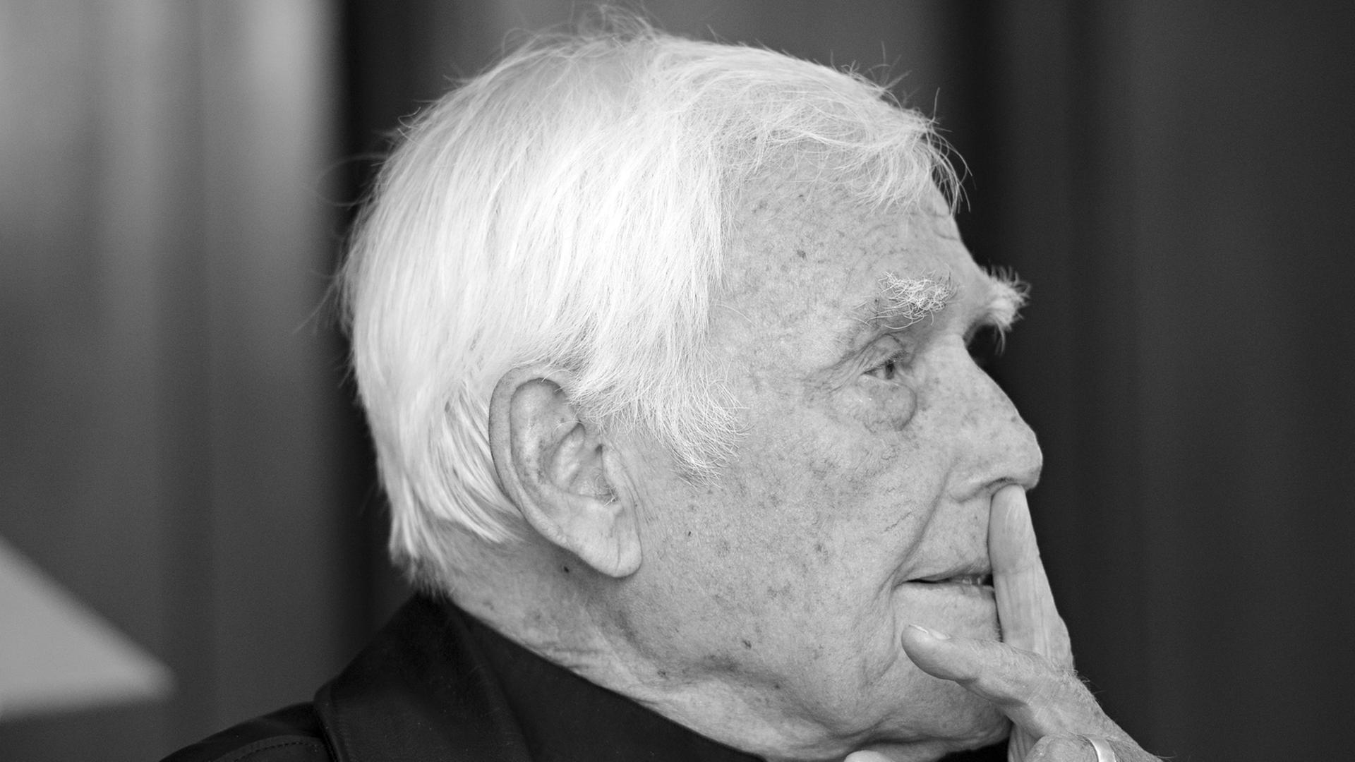 Schauspieler Joachim "Blacky" Fuchsberger ist im Alter von 87 Jahren in München gestorben Schauspieler Joachim "Blacky" Fuchsberger ist im Alter von 87 Jahren in München gestorben