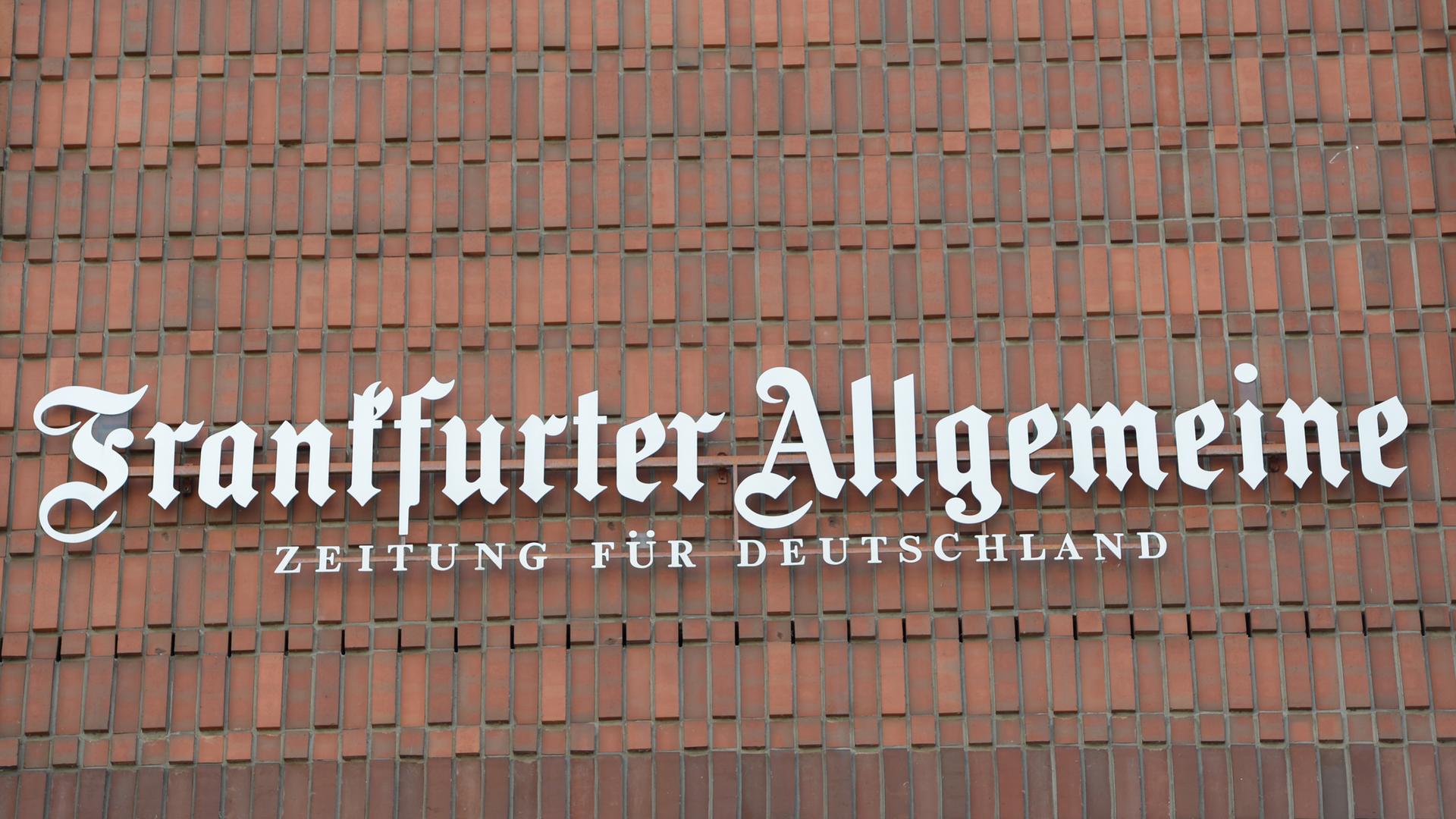 Der Schriftzug "Frankfurter Allgemeine Zeitung für Deutschland" prangt an der Fassade des Redaktionsgebäudes der "Frankfurter Allgemeinen Zeitung (FAZ)" in Frankfurt am Main.