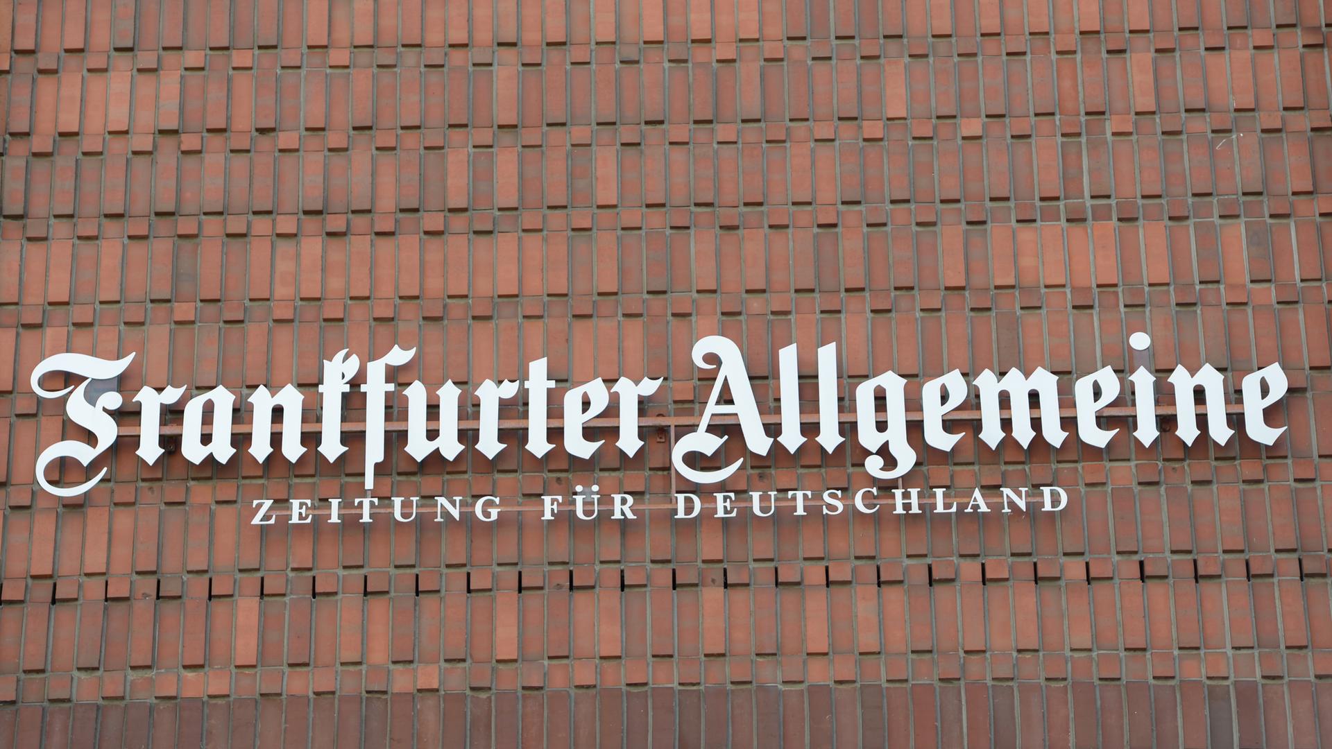 Der Schriftzug "Frankfurter Allgemeine Zeitung für Deutschland" prangt an der Fassade des Redaktionsgebäudes der "Frankfurter Allgemeinen Zeitung (FAZ)" in Frankfurt am Main. Der Schriftzug "Frankfurter Allgemeine Zeitung für Deutschland" prangt an der Fassade des Redaktionsgebäudes der "Frankfurter Allgemeinen Zeitung (FAZ)" in Frankfurt am Main.