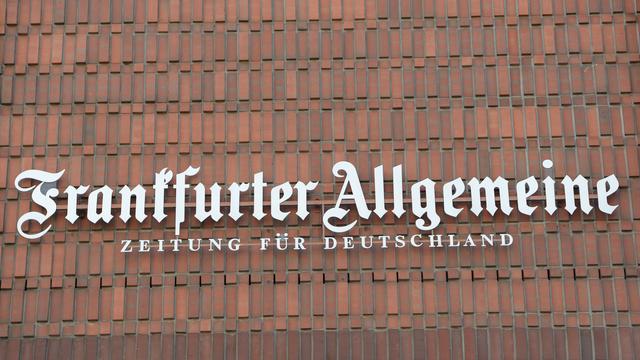 Der Schriftzug "Frankfurter Allgemeine Zeitung für Deutschland" prangt an der Fassade des Redaktionsgebäudes der "Frankfurter Allgemeinen Zeitung (FAZ)" in Frankfurt am Main.
