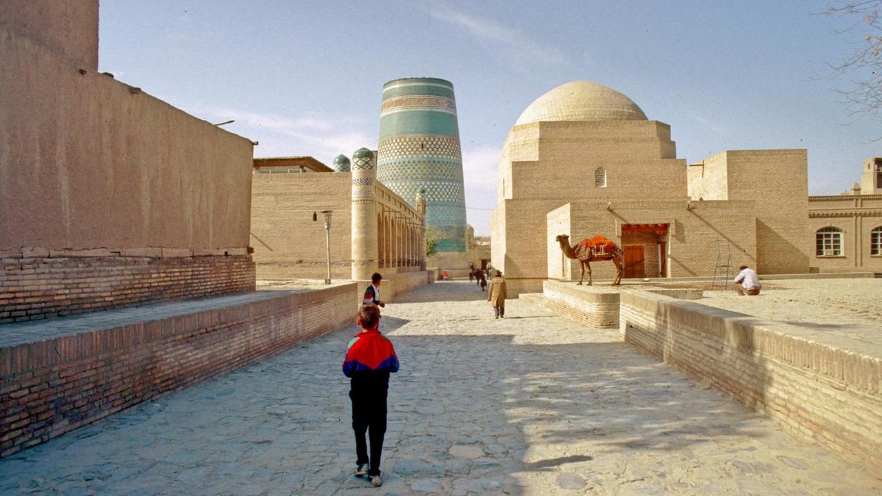 Blick auf das Kalta Minor-Minarett in der Itchan Kala, der islamischen Altstadt von Khiva, Aufnahme von Oktober 1992.