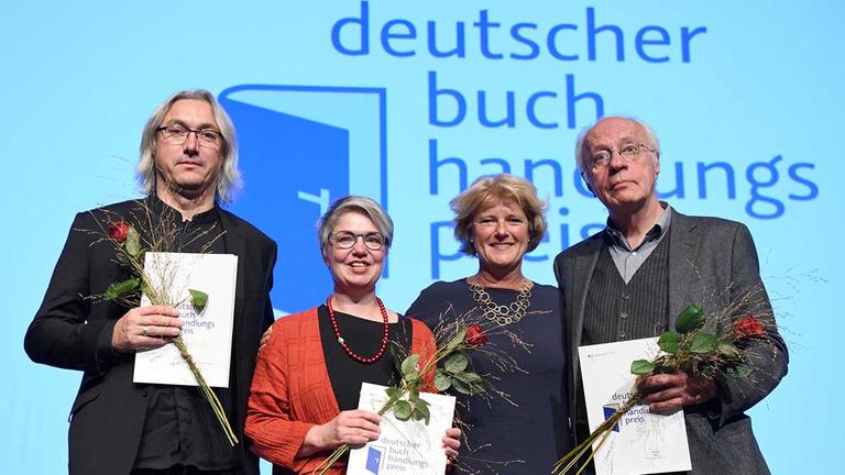 Die Hauptgewinner des Deutschen Buchhandelspreises 2016: Holger Brandstädt von der Friedrich-Wagner-Buchhandlung / Ueckermünde, Susanne Lux von der Nimmerland Kinderbuchhandlung / Mainz, Kulturstaatsministerin Monika Grütters und Alfred Böttger von der Buchhandlung Böttger / Bonn. (v.l.) Die Hauptgewinner des Deutschen Buchhandelspreises 2016: Holger Brandstädt von der Friedrich-Wagner-Buchhandlung / Ueckermünde, Susanne Lux von der Nimmerland Kinderbuchhandlung / Mainz, Kulturstaatsministerin Monika Grütters und Alfred Böttger von der Buchhandlung Böttger / Bonn. (v.l.)