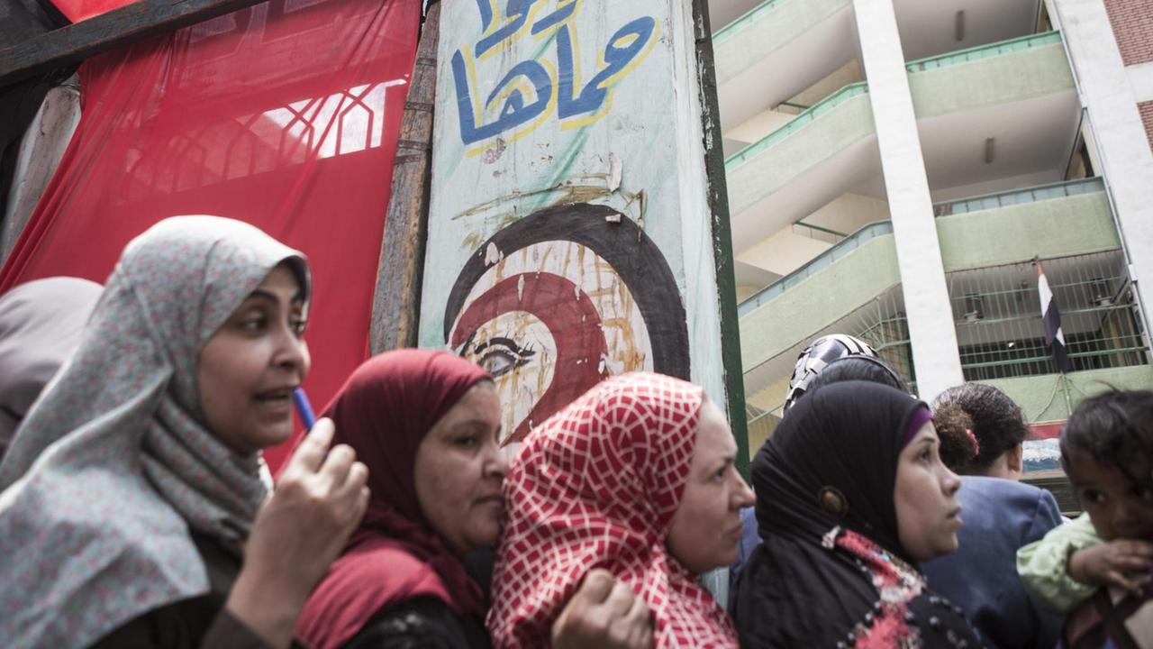 Frauen stehen am ersten Tag des Referendums Schlange um über neue Machtbefugnisse für Ägyptens Präsident al-Sisi abzustimmen. Frauen stehen am ersten Tag des Referendums Schlange um über neue Machtbefugnisse für Ägyptens Präsident al-Sisi abzustimmen.