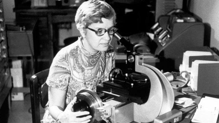 Vera Rubin beim Ausmessen von Galaxienspektren.