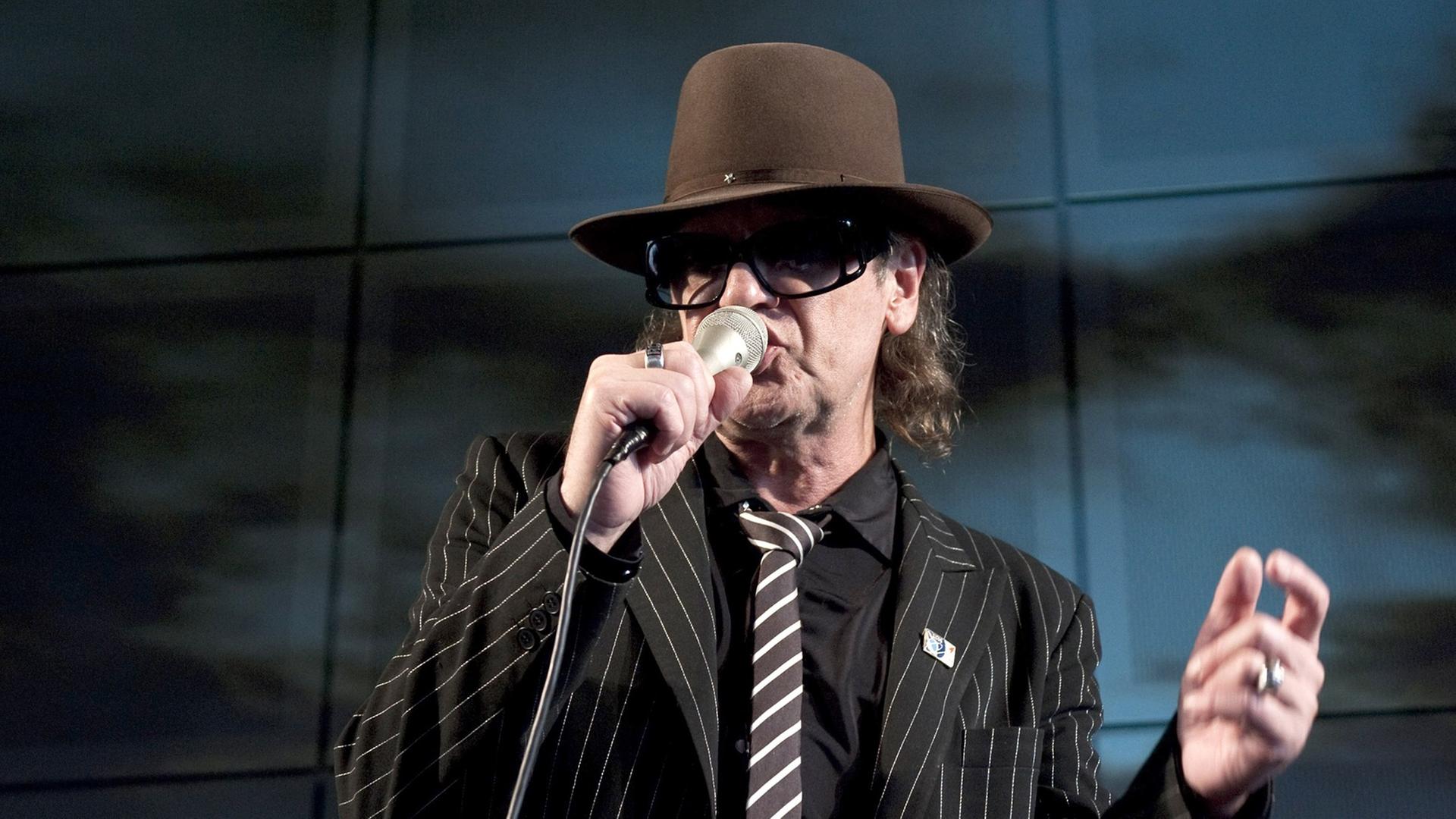 Udo Lindenberg bei der Präsentation der Ausstellung "Udo. Die Ausstellung" auf Schloss Neuhardenberg Udo Lindenberg bei der Präsentation der Ausstellung "Udo. Die Ausstellung" auf Schloss Neuhardenberg
