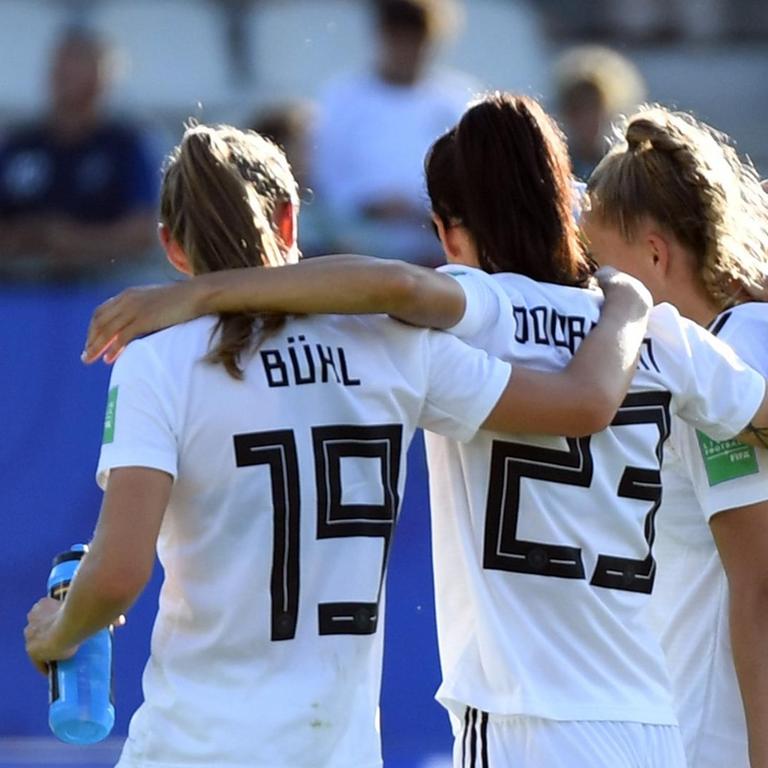 Die deutschen Fußballerinnen nach dem Sieg gegen Nigeria bei der FIFA Frauen WM in Grenoble