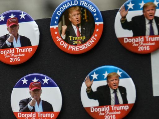 Diese Sticker zum Stückpreis von 1 US-Dollar fordern "Donald Trump for President"