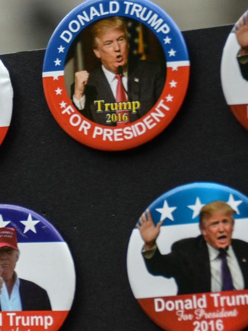 Diese Sticker zum Stückpreis von 1 US-Dollar fordern "Donald Trump for President"