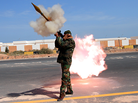 Ein libyscher Rebellensoldat feuert einen Raketenwerfer ab. Ein libyscher Rebellensoldat feuert einen Raketenwerfer ab.
