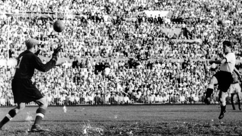 Szene aus dem Fußball-Länderspiel Sowjetunion gegen Deutschland am 21. August 1955: Der sowjetische Torwart Lew Jaschin (l) pariert einen Schuss.