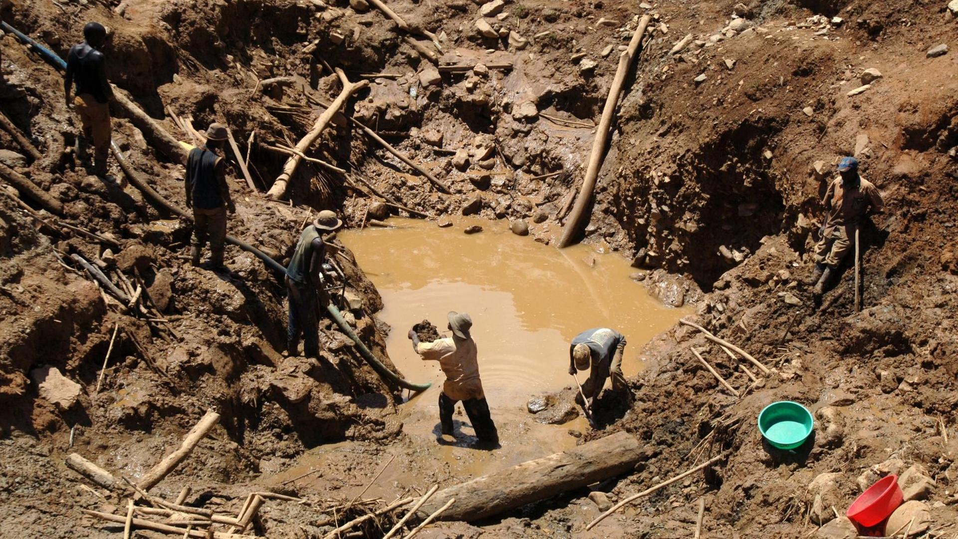 Arbeiter in einer Goldmine im Kongo. Arbeiter in einer Goldmine im Kongo.