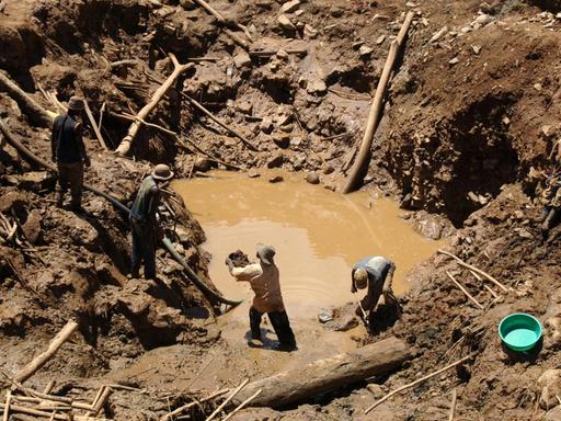Arbeiter in einer Goldmine im Kongo.