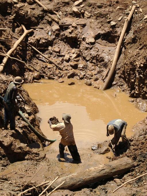 Arbeiter in einer Goldmine im Kongo.