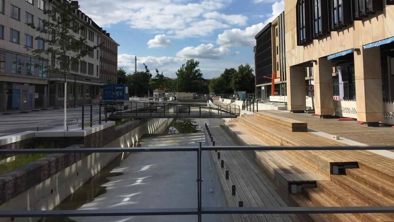 Die Baustelle eines lange Beckens in der Kieler Innenstadt. Am rechten Bildrand sind Sitzplätze zu sehen. Die Baustelle eines lange Beckens in der Kieler Innenstadt. Am rechten Bildrand sind Sitzplätze zu sehen.