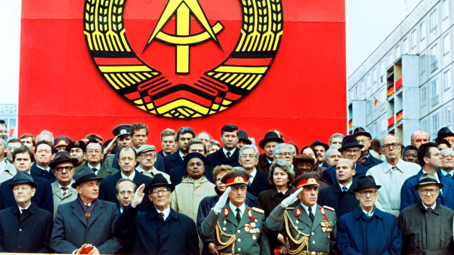 Die Ehrentribüne auf der Karl-Marx-Allee während der Militärparade am 7. Oktober 1989 in Ost-Berlin mit dem sowjetischen Staats- und Parteichef Michail Gorbatschow (2.v.l.), dem DDR-Staatsratsvorsitzenden und SED-Generalsekretär Erich Honecker (3.v.l.), Raissa Gorbatschowa (hinter Honecker), die Gattin des sowjetischen Präsidenten und Willi Stoph (3.v.r.), Ministerpräsident der DDR.