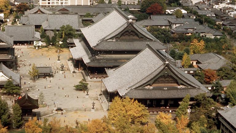Blick auf den Higashi-Honganji-Tempel im japanischen Kyoto. Blick auf den Higashi-Honganji-Tempel im japanischen Kyoto.